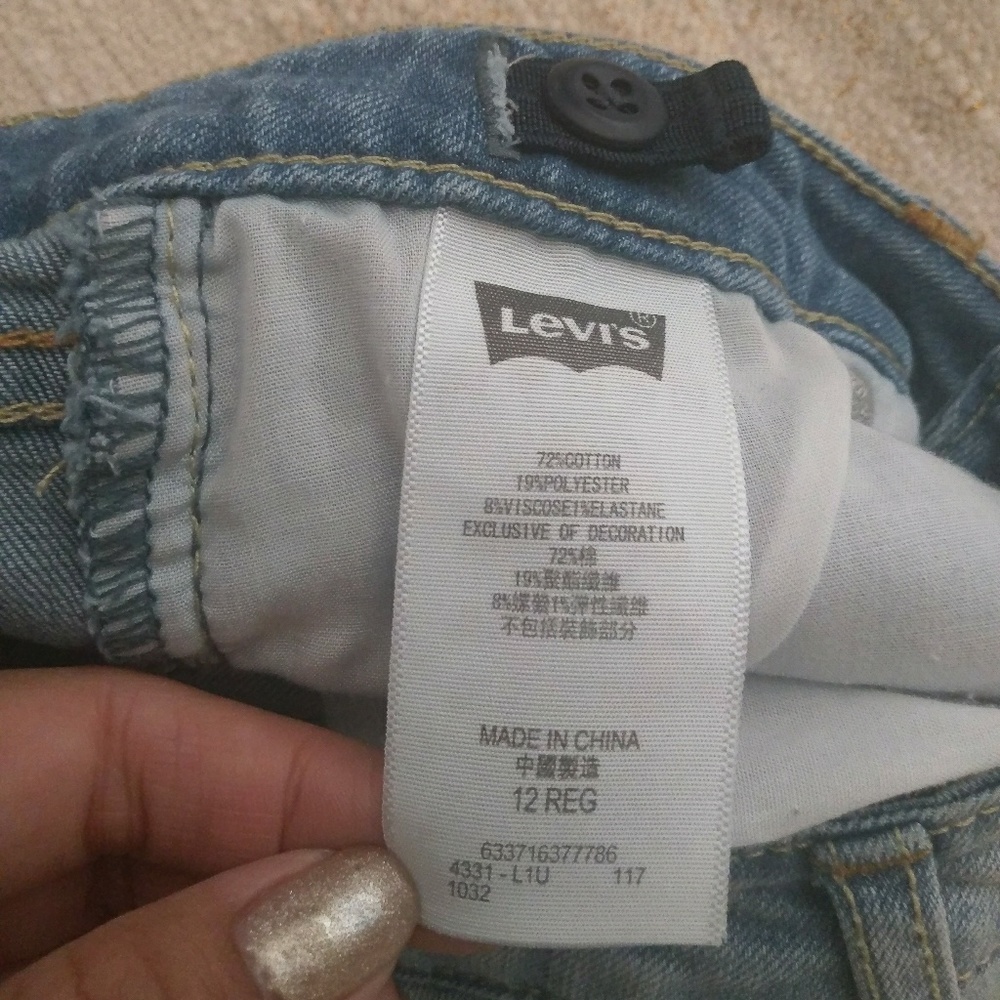 Levi's Cutoffs - Picture 4 of 5